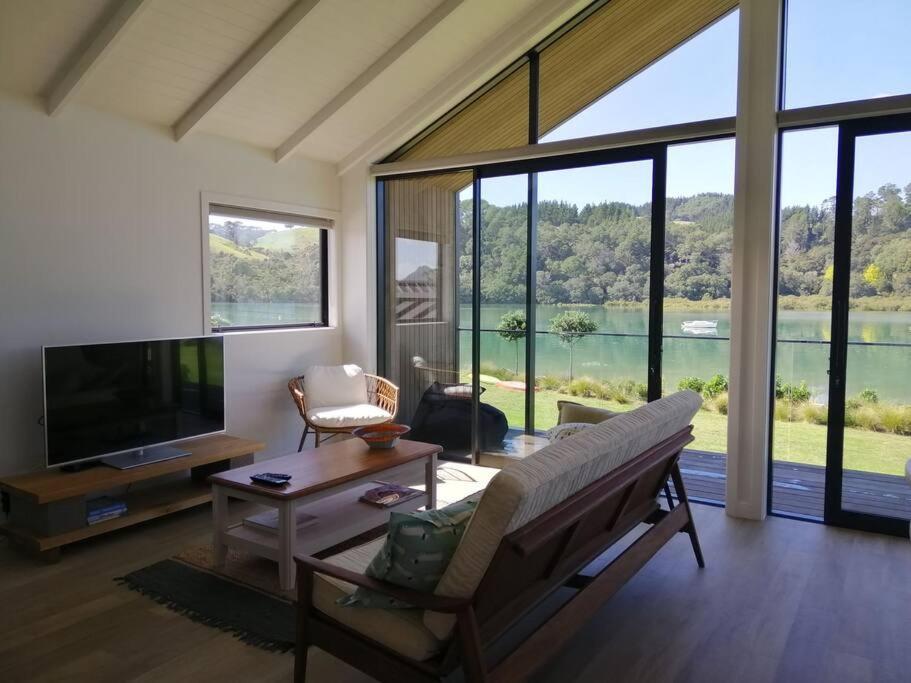Purangi Waterfront Retreat - 2 Bedroom Cooks Beach Екстериор снимка